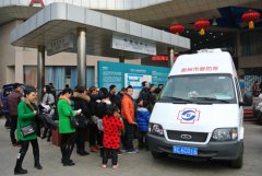 眼科门诊遇“高峰” 流动验光车急“分流”