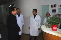 市一院领导春节慰问坚守在一线的值班人员和住院病人及家属