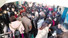 节后市一院眼科门诊量堪比春运 学生和老年人扎堆看眼病