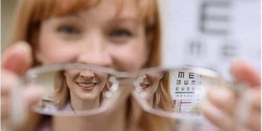 高度近视导致视网膜裂孔 专家建议：半年或一年复检一次