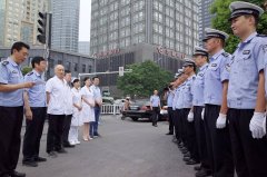 市一院慰问一线执勤交警并赠送避暑药品和急救设备
