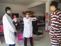 <strong>“以学促做”践行十九大精神 我院专家对胸部贯通伤患者进行家访</strong>