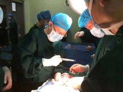 我院“永久名誉院长”吴孟超院士为患者手术