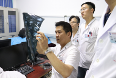 烈日酷暑，我院“吴孟超院士工作站”肝胆胰多学科综合门诊继续开诊，为徐州百姓造福