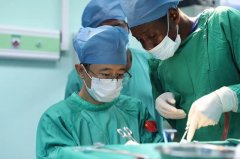 为了你能说话——我院专家宋巍克服困难为奔巴岛三岁患儿缝合断舌