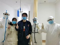 战“疫”情人节 抗疫英雄为一对康复出院的情侣送祝福是最甜蜜的爱情表白