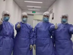 “孩子，天气太冷了，别冻坏了。”凌晨2点 的方舱医院，9床老年女性患者一边为医疗队员盖上厚厚的大衣一边叮嘱着。