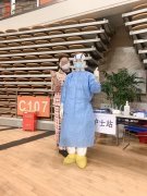 方舱医院患者主动帮医疗队员发放晚餐：“帮助你们，就是在帮助我们自己！”