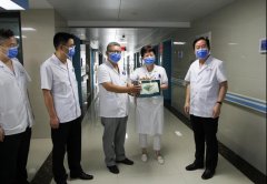 蛋糕赠天使，共庆医师节——院领导慰问临床医务人员