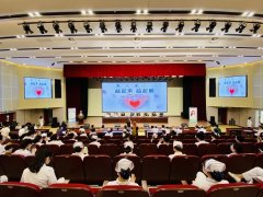 市一院医患迎来“益起来，益起爱”公益助力人李若彤和“我助妇儿康•大病救助项目”爱心慰问活动