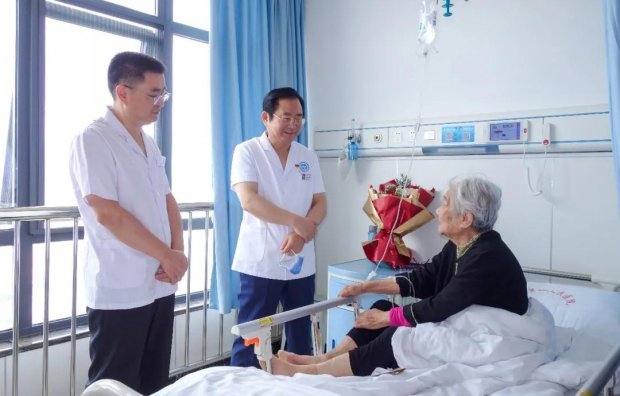 【庆祝中国共产党成立100周年】 市一院党委看望慰问离退休老党员、老干部