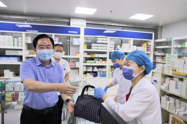 炎炎夏日 ，徐州市一院开展“送清凉”慰问活动