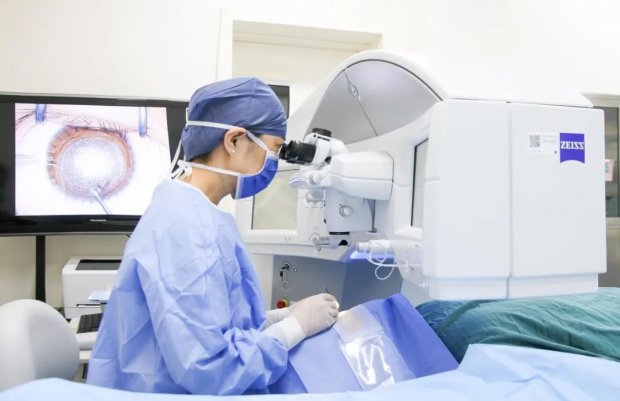 转载 | 高考后迎“摘镜热”，医生提醒：并非人人可做、一劳永逸