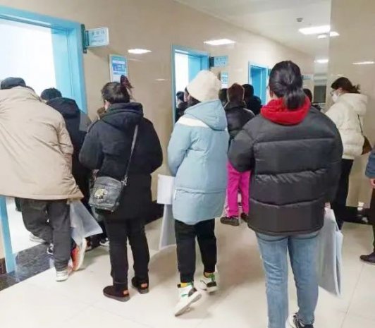 带病坚守在门诊一线的医护人员，用实际行动诠释医者精神