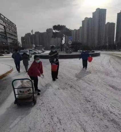 他们，正走向积雪至深处——市一院病员服务中心组织物业公司保洁人员完成院区主干道积雪清除