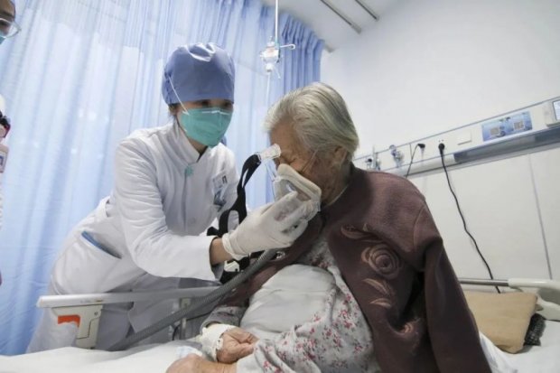 呼吸与危重症医学科二病区：以过硬的专业技术和崇高的医者精神守护人民健康