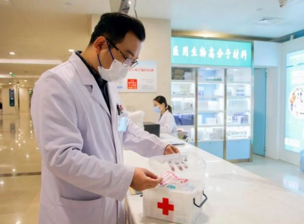 <strong>微小善举折射大爱光芒——徐州市第一人民医院眼病防治研究所3位青年职工自购应急箱传递友善、守护健康</strong>