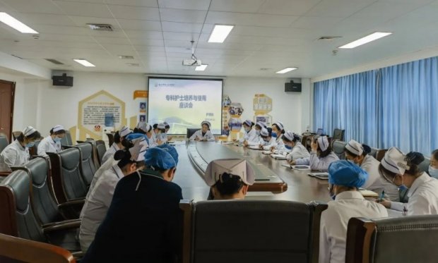 <strong>徐州一院召开专科护士培养与使用座谈会</strong>