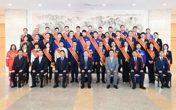 <strong>向劳动者致敬！市委书记宋乐伟、市长王剑锋会见徐州一院副院长陈光侠等37位徐州市各行业劳模工匠先进代表</strong>