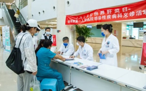 徐州一院举行世界肝炎日义诊活动