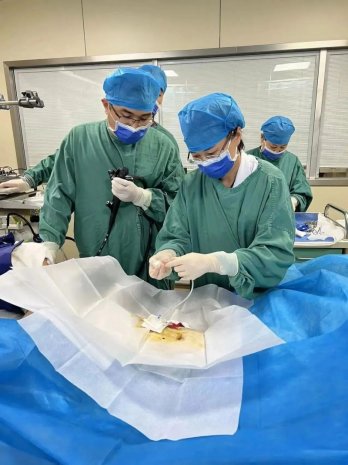 众志成城为生命搭建高效“营养通道” 迎难而上自制咬口成功拔除胃造瘘管