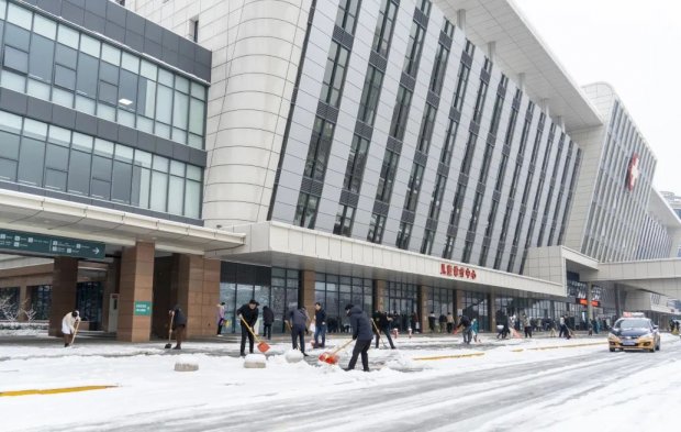 闻令而动——徐州一院开展除雪行动 保障患者就诊安全