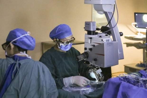 新疆奎屯患者跨越千里求医 徐州一院多学科发力为患者治眼疾