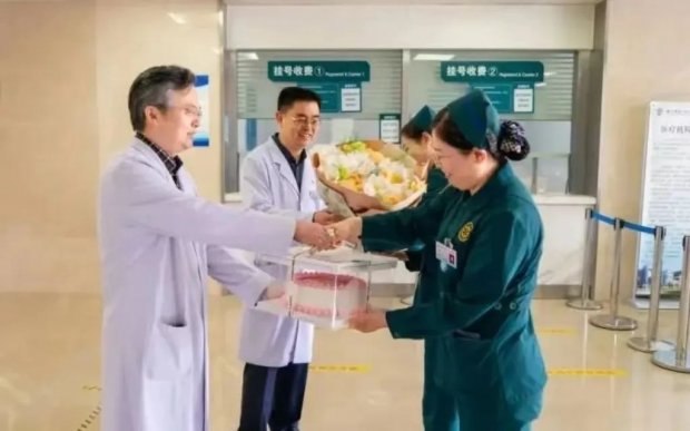 徐州一院领导班子慰问临床一线护理工作人员