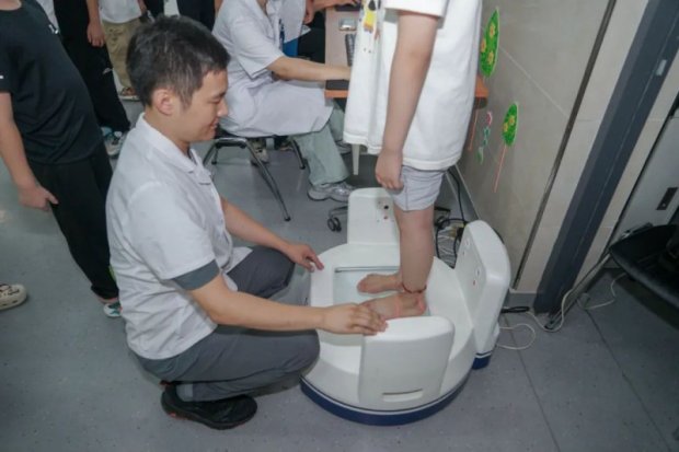 温馨家文化丨徐州一院在“佛手山”职工子女夏令营开展脊柱侧弯与扁平足公益筛查